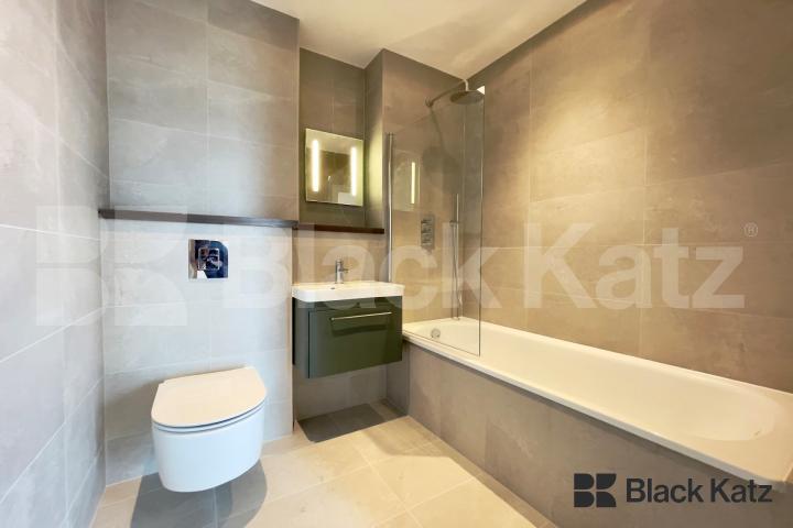 Situated on the 23rd floor with air conditioning, concierge service & gym  The Ceramic Building, Newington Causeway , Borough 